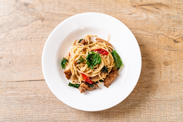 spaghetti saltati in padella con pollo e basilico