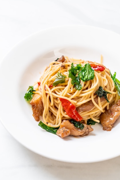 spaghetti saltati in padella con pollo e basilico