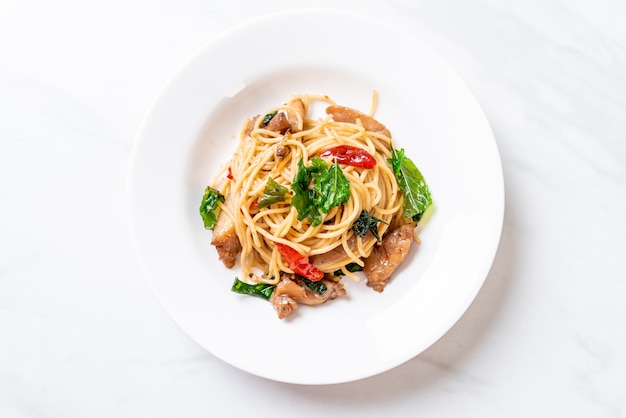 spaghetti saltati in padella con pollo e basilico