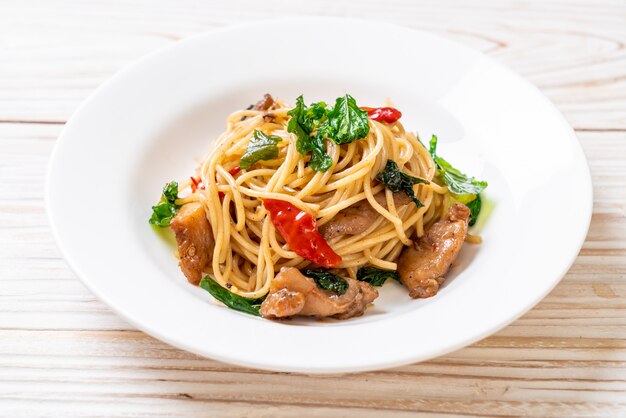 spaghetti saltati in padella con pollo e basilico