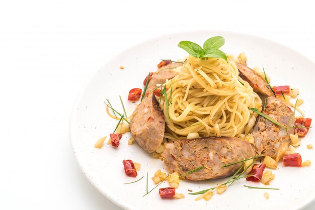 Spaghetti saltati in padella con Sai Aua (salsiccia piccante tailandese notrhern)