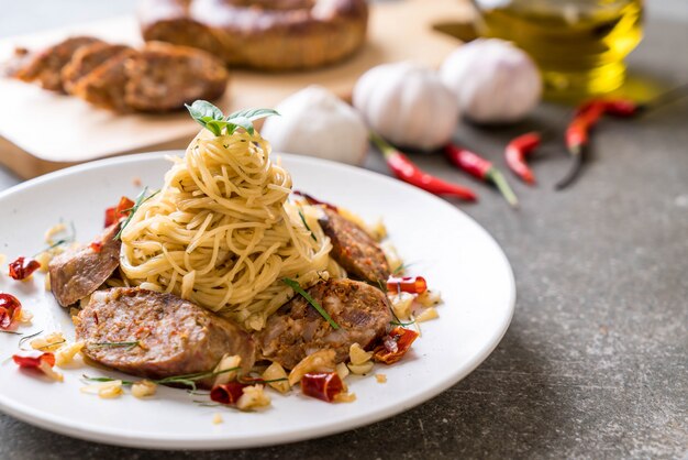 Spaghetti saltati in padella con Sai Aua (salsiccia piccante tailandese notrhern)