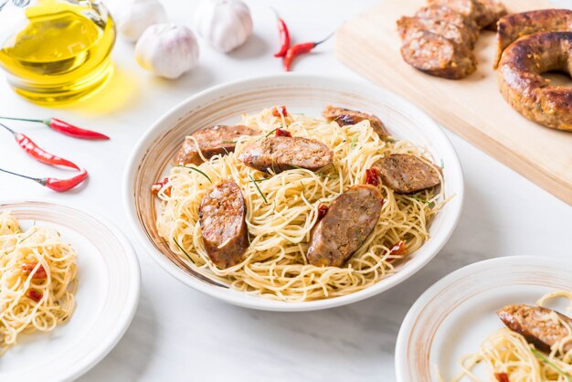 Spaghetti saltati in padella con Sai Aua (salsiccia piccante tailandese notrhern)