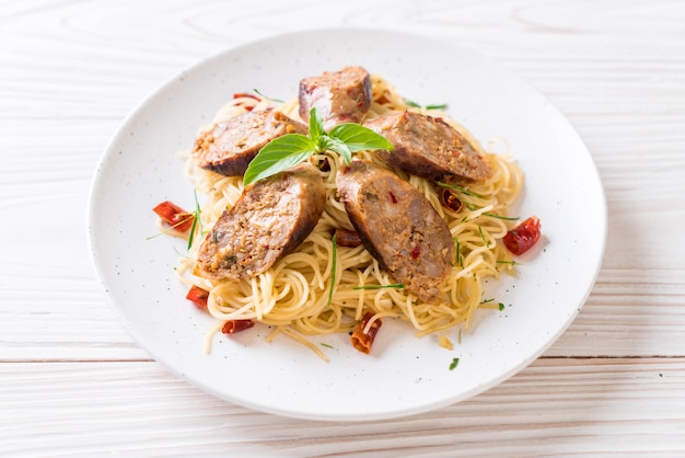 Spaghetti saltati in padella con Sai Aua (salsiccia piccante tailandese notrhern)