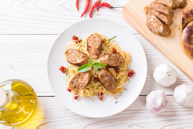 Spaghetti saltati in padella con Sai Aua (salsiccia piccante tailandese notrhern)