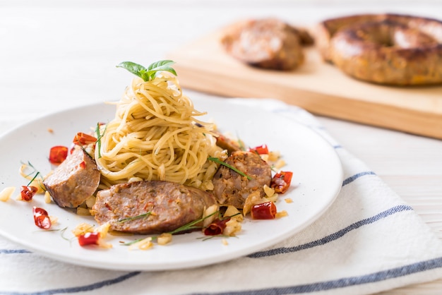 Spaghetti saltati in padella con Sai Aua (salsiccia piccante tailandese notrhern)