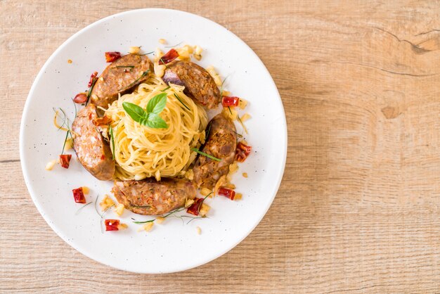 Spaghetti saltati in padella con Sai Aua (salsiccia piccante tailandese notrhern)