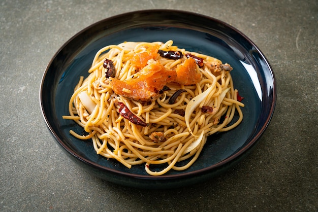 spaghetti saltati in padella con salmone e peperoncino secco - stile fusion