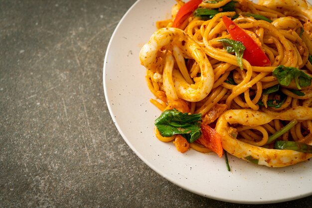 spaghetti saltati in padella con uova salate e calamari - stile fusion