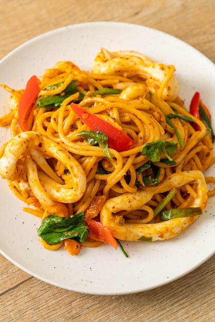 spaghetti saltati in padella con uova salate e calamari - stile fusion