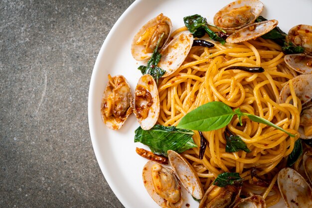 Spaghetti saltati in padella con vongole, aglio e peperoncino