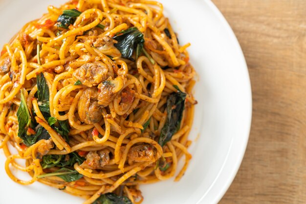 Spaghetti saltati in padella con vongole e pasta di peperoncino