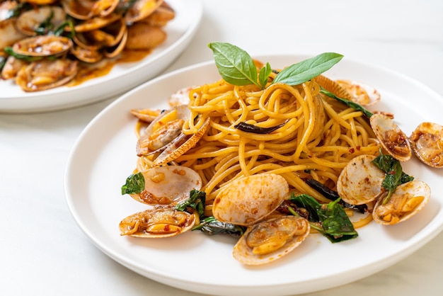 Spaghetti saltati in padella con vongole veraci e aglio e peperoncino - Stile cibo fusion