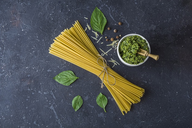 Spaghetti secchi, foglie di basilico, parmigiano