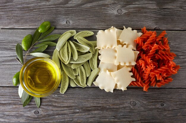 Spaghetti secchi nei colori della bandiera italiana e olio d'oliva