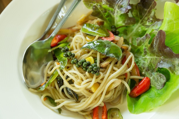 Spaghetti spaghetti sul piatto bianco