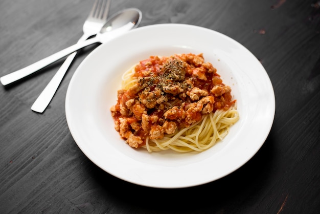 Spaghetti su fondo in legno nero