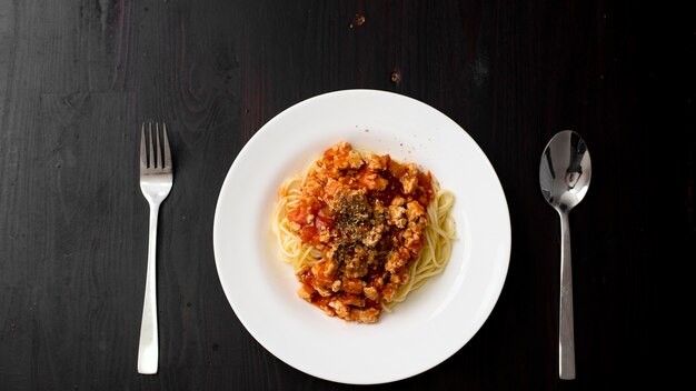 Spaghetti su fondo in legno nero