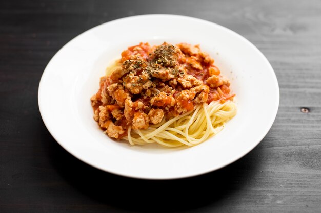 Spaghetti su fondo in legno nero