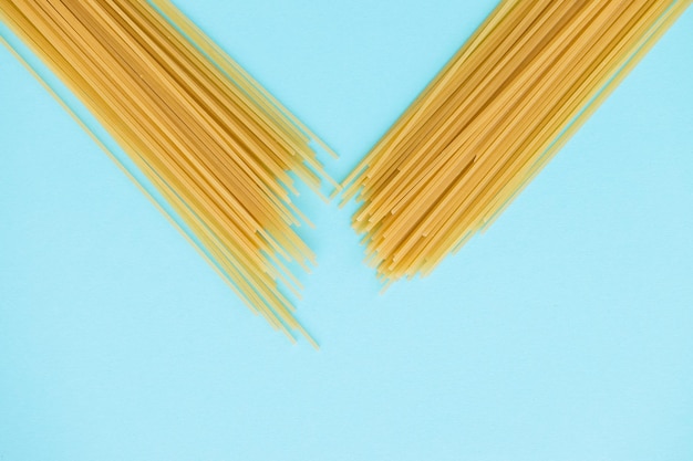 Spaghetti su sfondo blu dall'alto