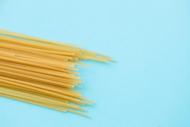 Spaghetti su sfondo blu dall'alto