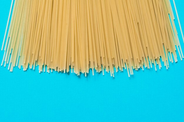 Spaghetti su sfondo blu