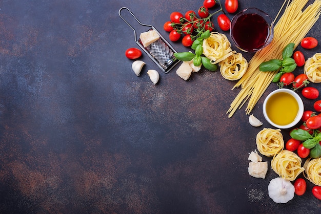 Spaghetti, tagliatelle, pomodoro, basilico, formaggio, aglio e vino