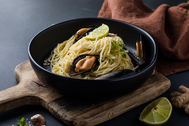 Spaghetti tradizionali con muscole, carne e crema