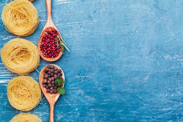 Spaghetti, verdure e spezie della pasta, su fondo di legno