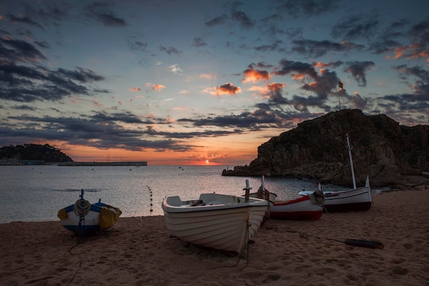 Spagna, Catalogna, Blanes, alba sulla spiaggia al Mar Mediterraneo
