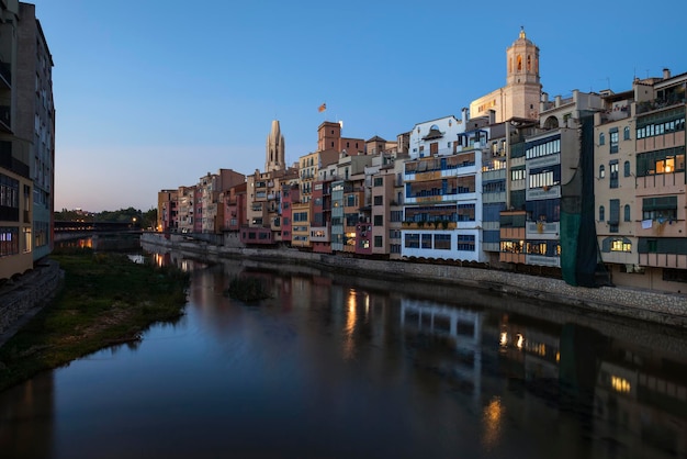 Spagna, Girona, Basilica di San Felix e Cattedrale di Santa Maria dietro le case al fiume Onyar in Th