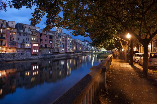 Spagna, Girona, case al fiume Onyar in serata