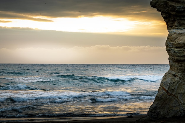 Spagna spiaggia all'alba con grandi rocce nella sabbia