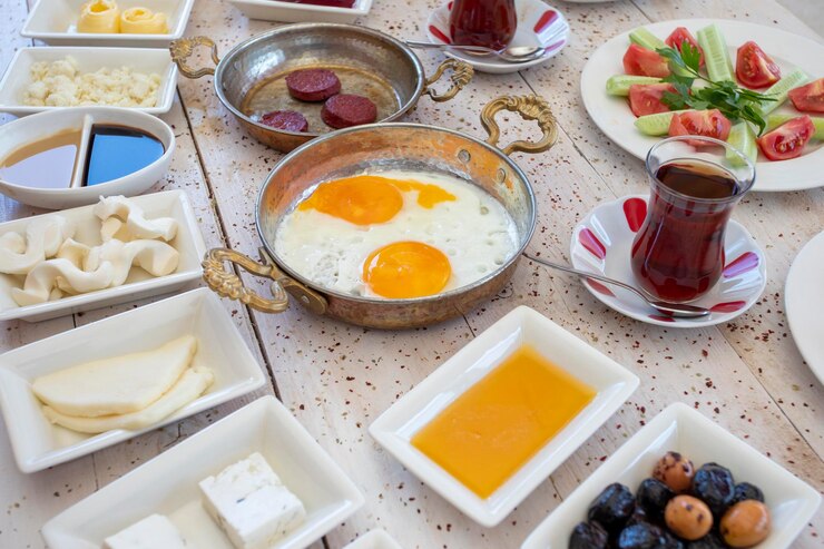 Spalmabile colazione mediterranea formaggio burro marmellata cheddar oliva miele patatine fritte uova salame salsiccia cetriolo pomodoro sformato tè