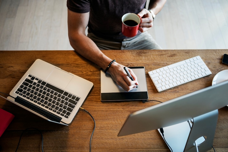 Foto sparare di lavoro uomo caucasico