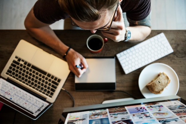 Sparare di lavoro uomo caucasico