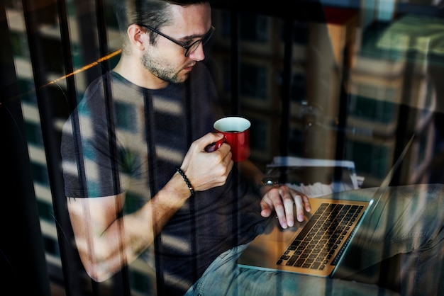 Sparare di lavoro uomo caucasico