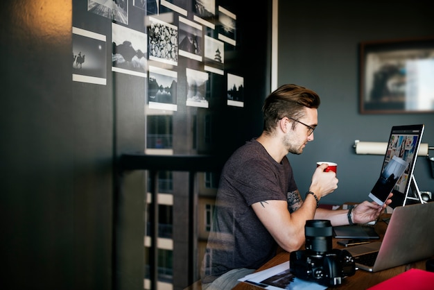 Sparare di lavoro uomo caucasico