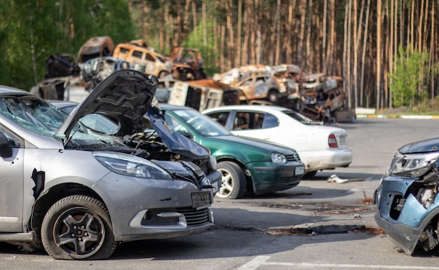 Sparato ad auto danneggiate durante la guerra in Ucraina L'auto civile è stata danneggiata da schegge e fori di proiettile