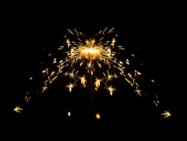 Sparkler ardente scintillante su sfondo nero