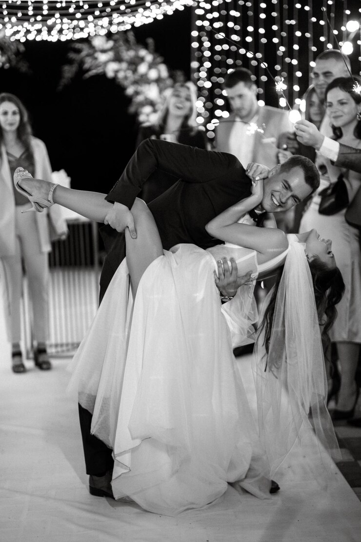 Foto sparklers al matrimonio degli sposi nelle mani di ospiti gioiosi