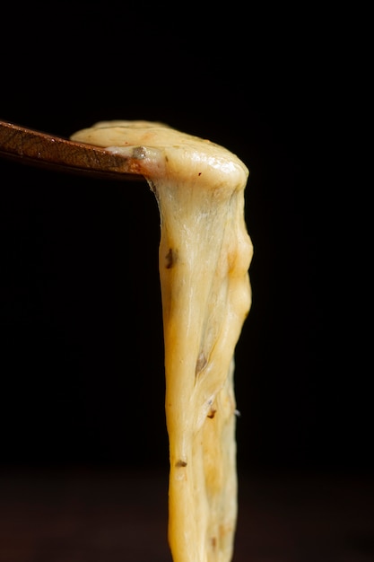 Spatola di legno con formaggio fuso