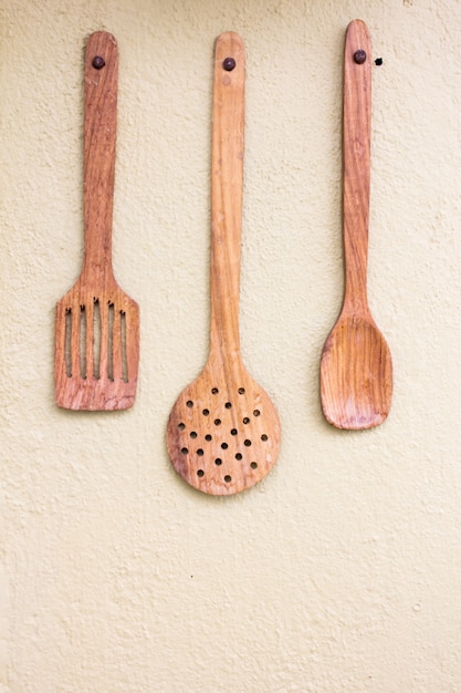 Spatola, mestolo (attrezzo della cucina) su fondo concreto