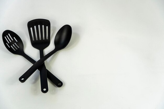 Spatole e cucchiai di plastica nera su sfondo bianco Messico