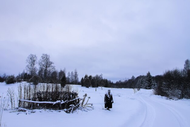 Spaventapasseri fatti a mano su un campo nevoso nel villaggio in inverno.