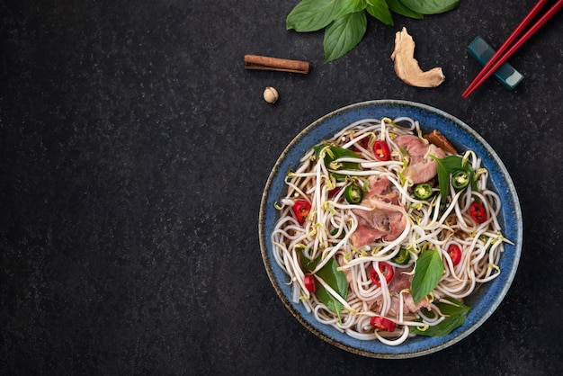 spazio carne e verdura Vietnam noodle con sfondo di cibo bacchette