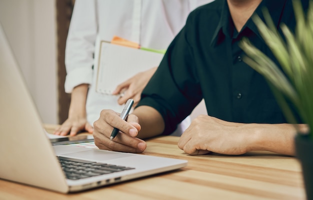 Spazio di coworking, squadra che lavora insieme