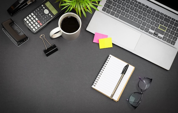 Spazio di lavoro a casa vista dall'alto tazza di caffè portatile freelance