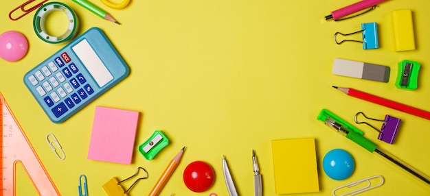 Spazio di lavoro creativo e alla moda per la scuola o l'ufficio con forniture colorate