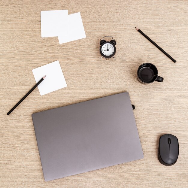 Spazio di lavoro e concetto di gestione del tempo. Inizio della giornata lavorativa dei liberi professionisti. Lavora da casa in quarantena. Laptop e monitoraggio del tempo, nove orologio in mattinata.